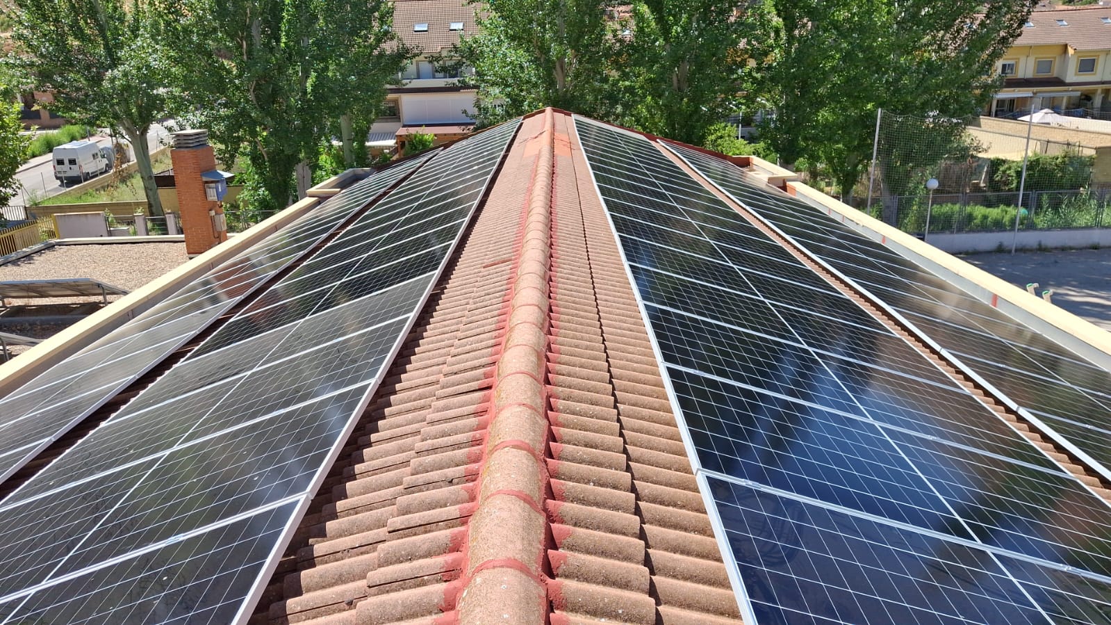 Paneles solares en la cubierta del colegio Gregorio Canella de Villalbilla